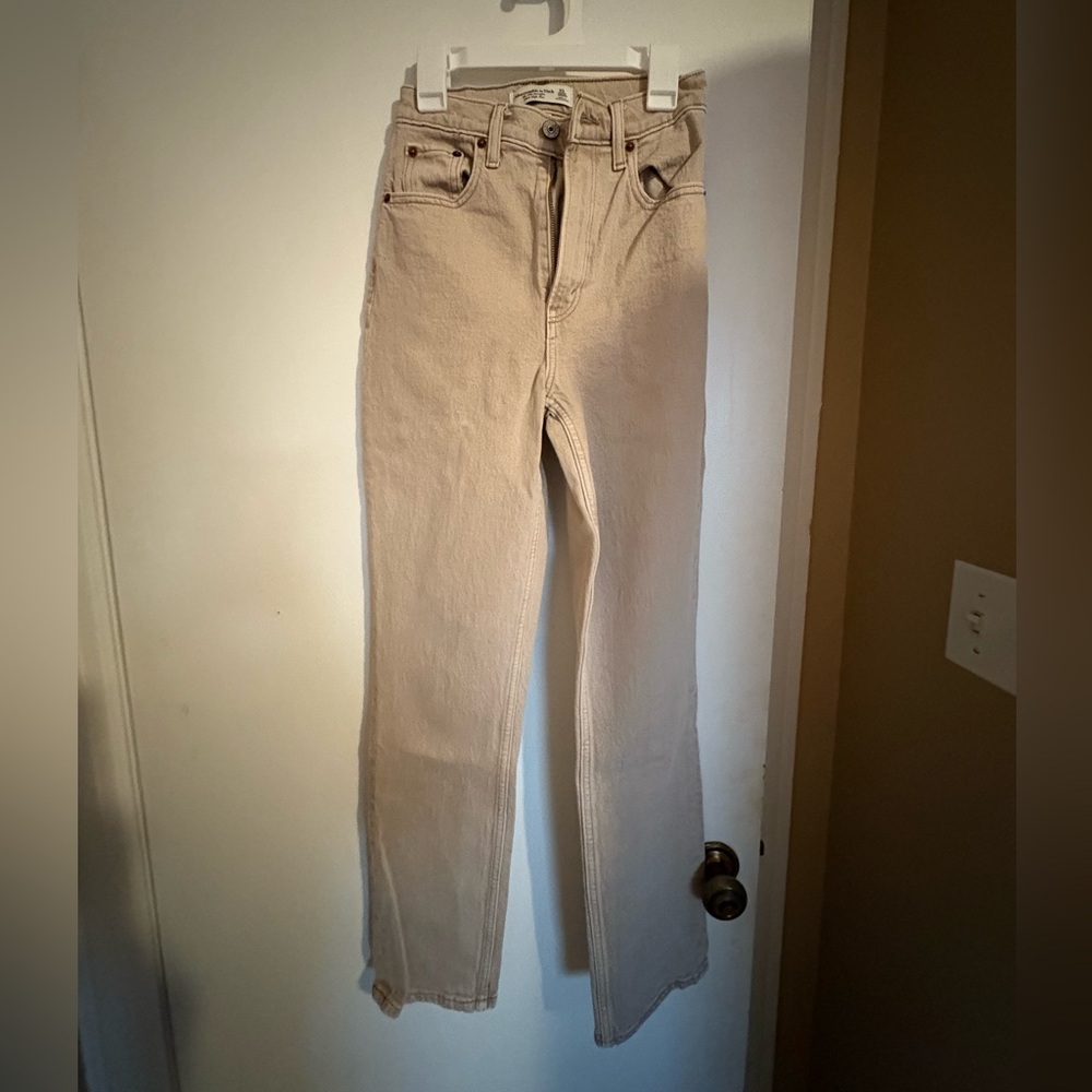 Lightly used Abercrombie 90s straight leg cream/tan jean